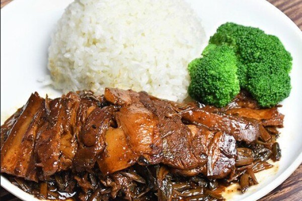 3000亿预制菜蓝海市场，龙大美食、得利斯、圣农发展、双汇发展等加速布局