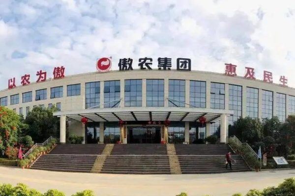 傲农生物：拟调减30万头生猪存栏