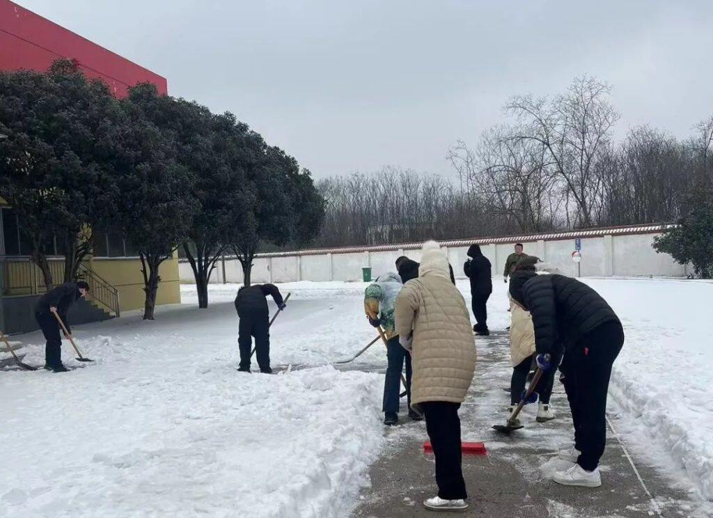 迎寒而上 華英在行動——華英公司各單位組織干部職工鏟雪除冰保安全生產