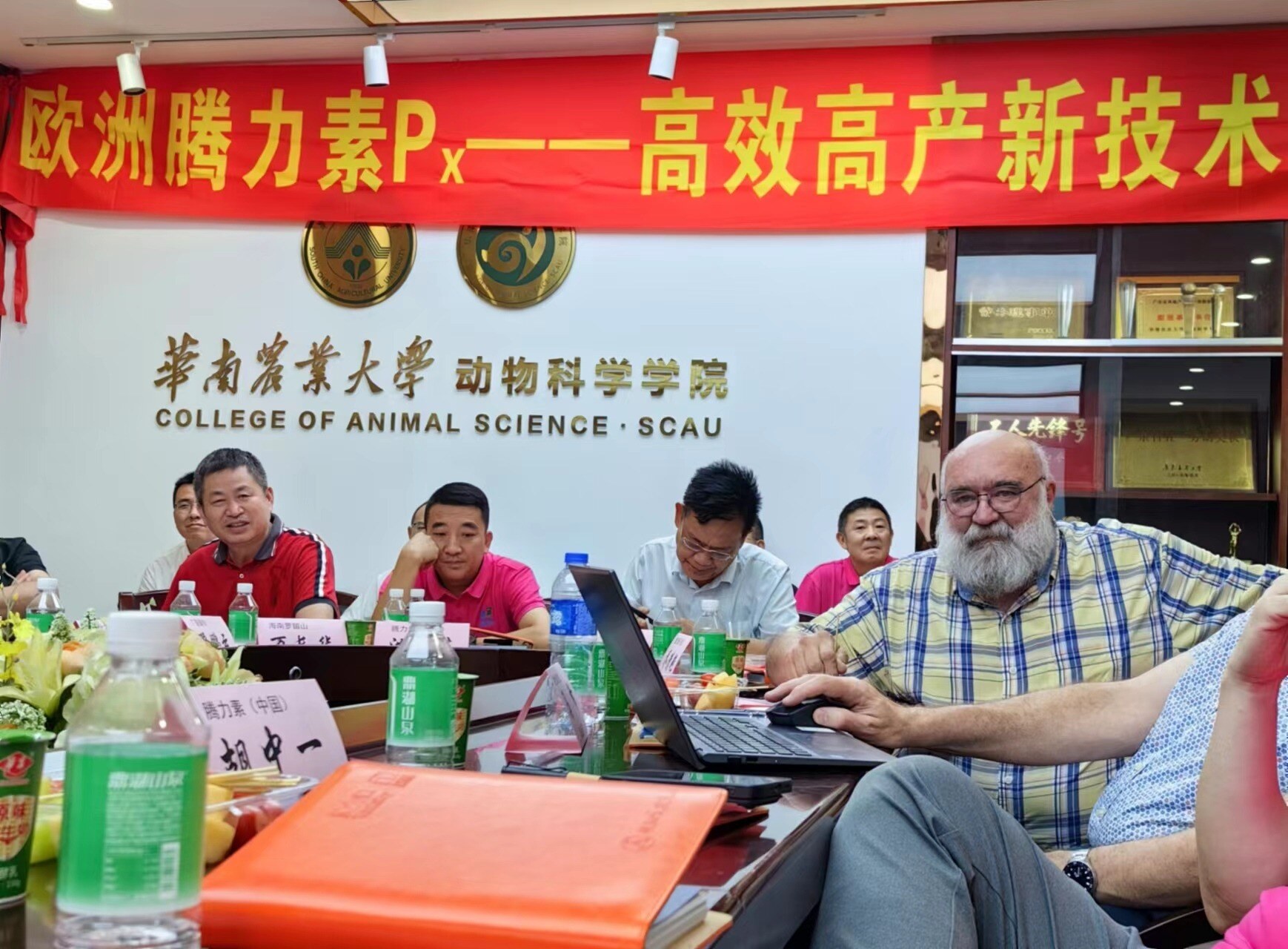 全球首款-初生乳猪肠道细胞的等渗营养液:腾力素Px让{弱仔变強-强仔更强-全程增效}的细胞营养学高新技术,液喂13天效果彰显!….