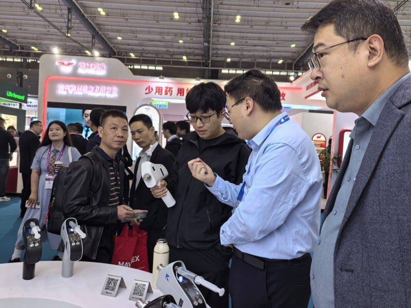 金斯杰“智造”连续无针注射器惊艳李曼大会，观众持“枪”现场体验“音速”液体冲击感