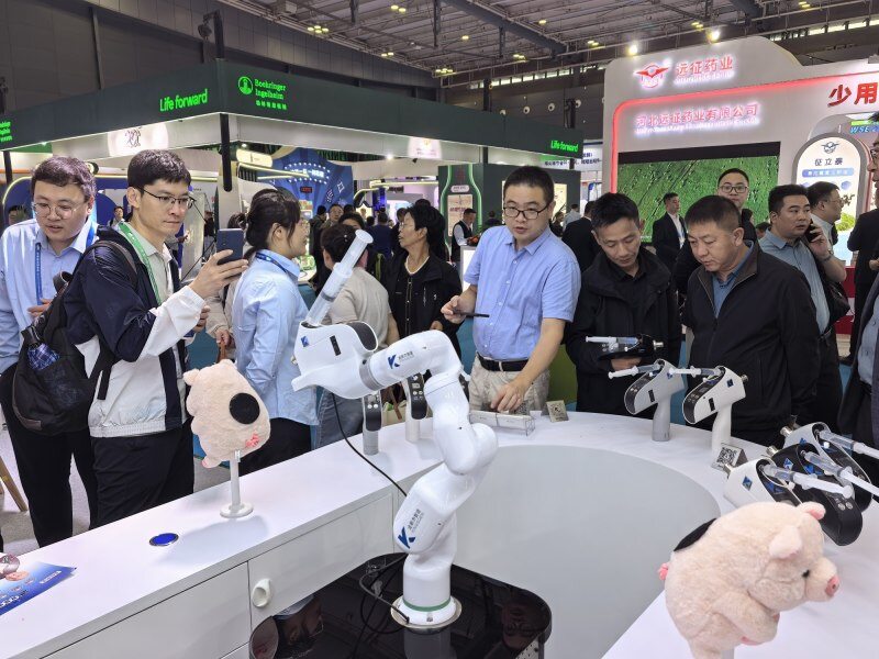 金斯杰“智造”连续无针注射器惊艳李曼大会，观众持“枪”现场体验“音速”液体冲击感