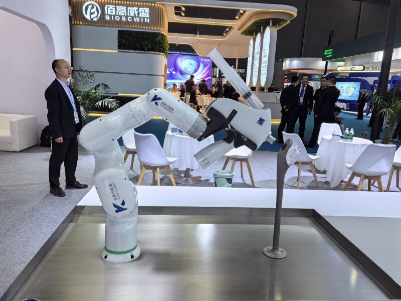 金斯杰“智造”连续无针注射器惊艳李曼大会，观众持“枪”现场体验“音速”液体冲击感