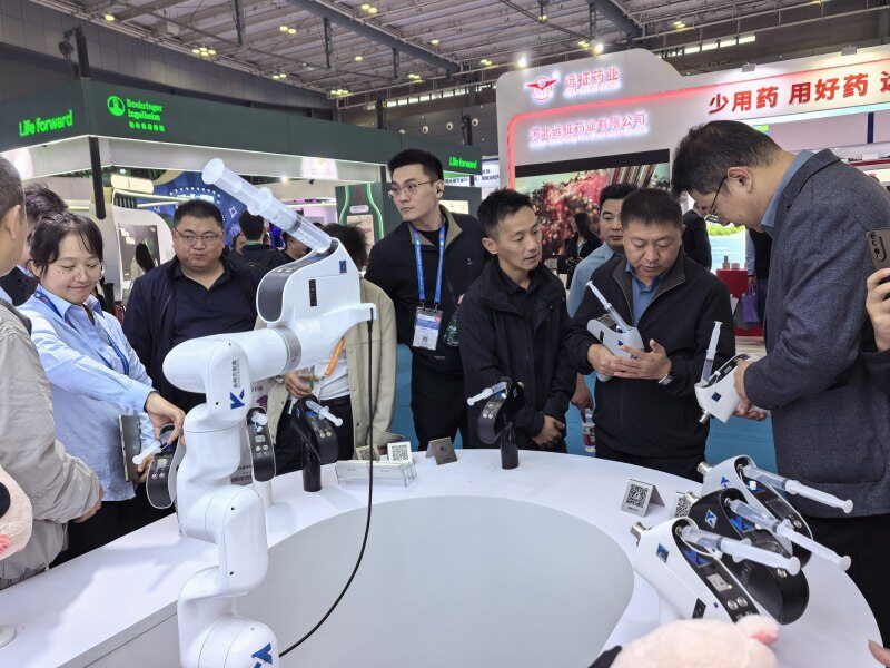 金斯杰“智造”连续无针注射器惊艳李曼大会，观众持“枪”现场体验“音速”液体冲击感