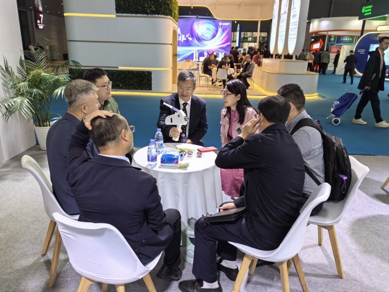 金斯杰“智造”连续无针注射器惊艳李曼大会，观众持“枪”现场体验“音速”液体冲击感