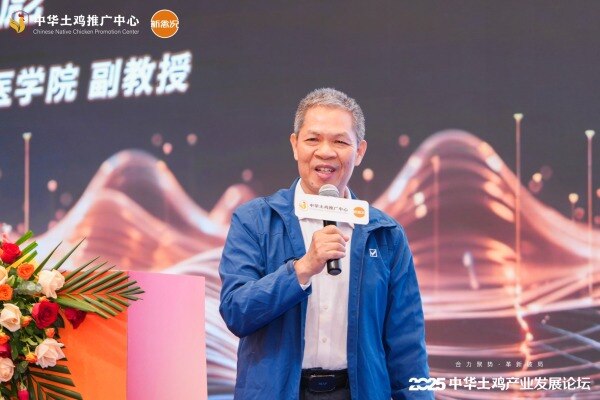 翁亚彪：实现无抗养殖关键在球虫防控，“4+2”疫苗与精细管理是破局点|2025中华土鸡产业发展论坛