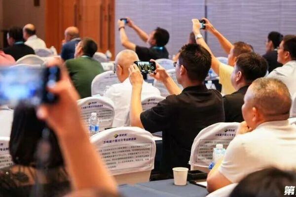 从“防非扩产”迈向“高效高质”，新猪派养猪产业峰会6年：200+参会猪企，1800+参会人数，覆盖行业人群100万+